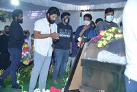 Allu Arjun Pays Last Respcets to Sirivennela Sitaramasastri